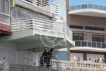 Intervención de los bomberos en Clavellinas ante la caída de cascotes del balcón de una vivienda de varias plantas (Foto TA)